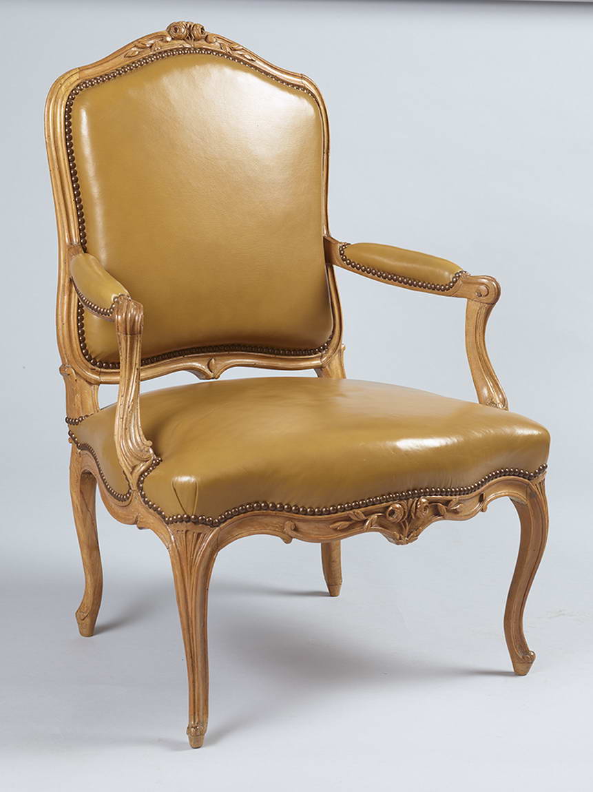 Fauteuil en bois naturel mouluré et sculpté de fleurettes et feuillage, reposant sur quatre pieds cambrés, estampillé J-B Boulard (reçu Maître en 1755), époque L.XV.