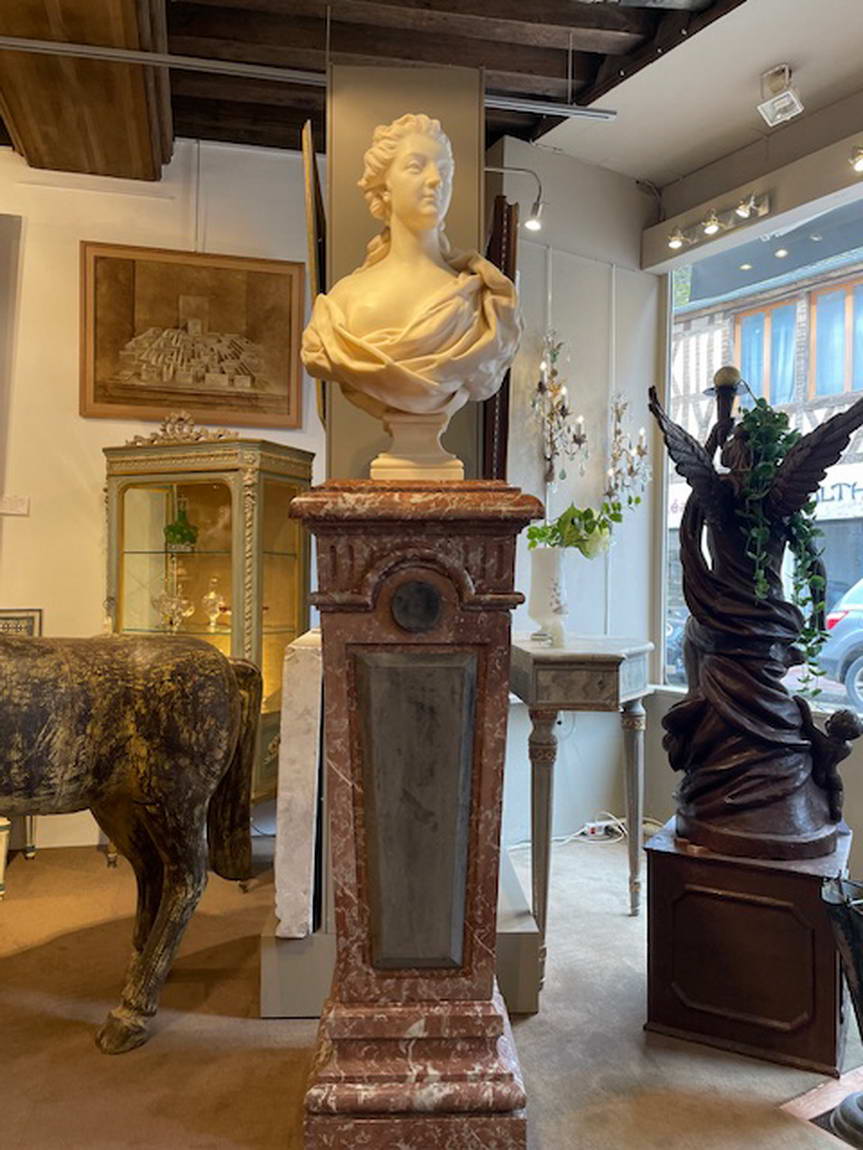 Antiquités, meubles, cheminées, boiseries, ornement de jardin, statues, peintures et spécialisé en antiquités italiennes.
